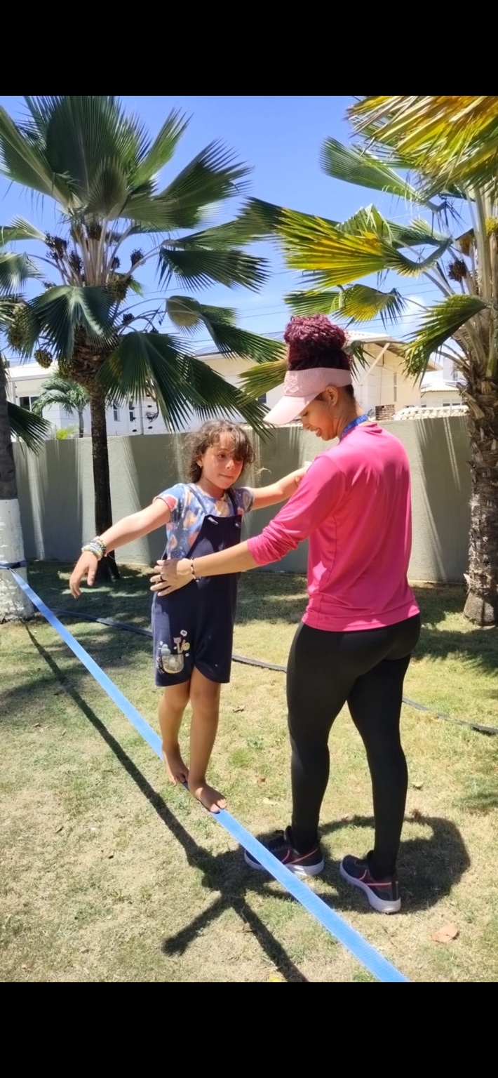Recreadora acompanhando brincadeira de equilíbrio