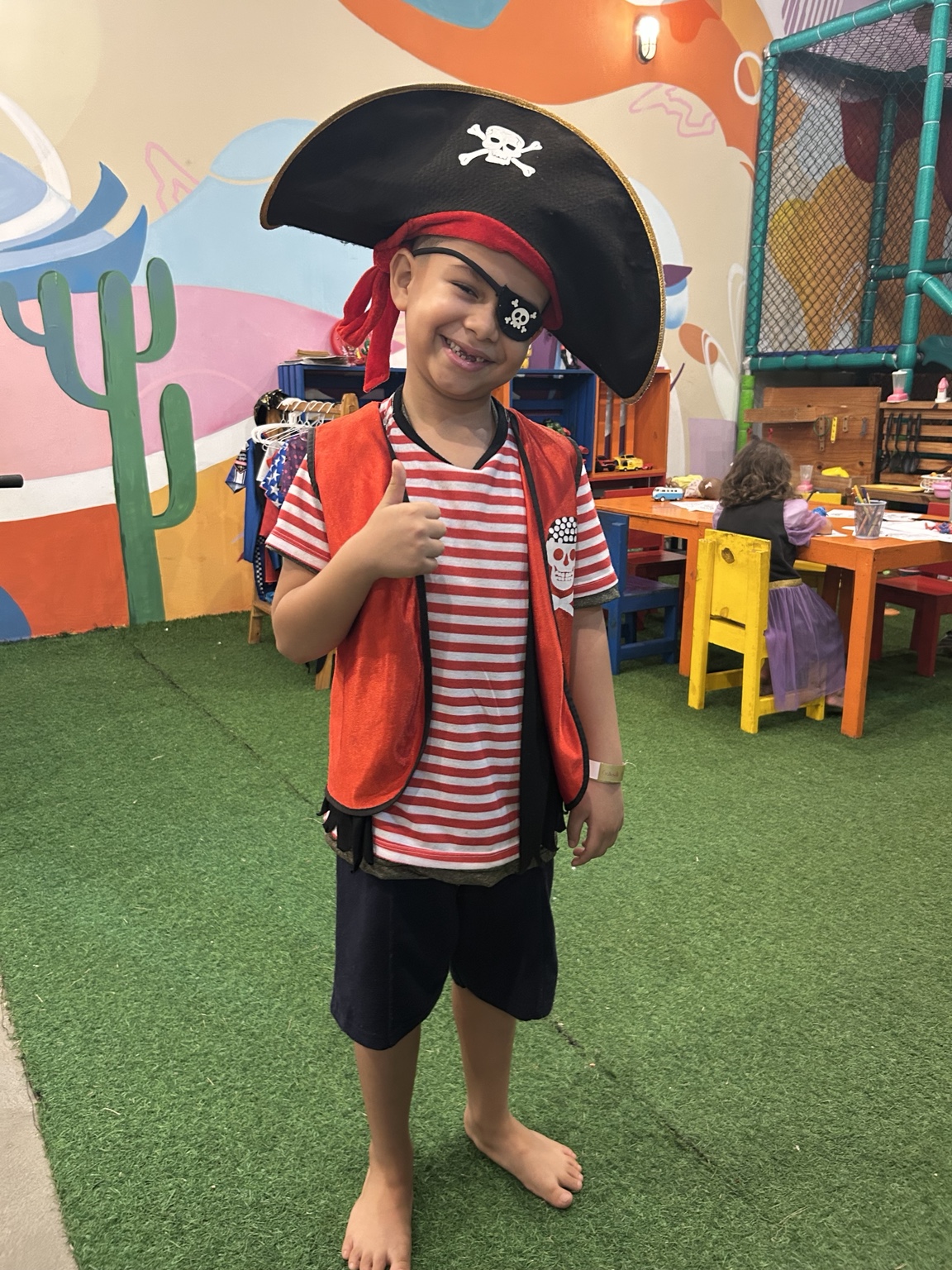 Criança fantasiada de pirata no Espaço Kids