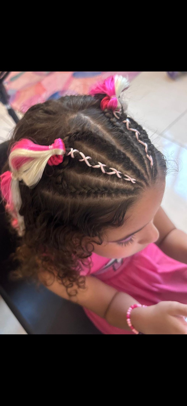 Penteado infantil com tranças coloridas