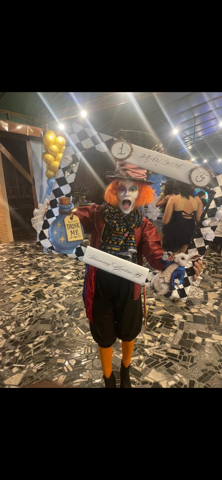 Personagem Chapeleiro Maluco em evento