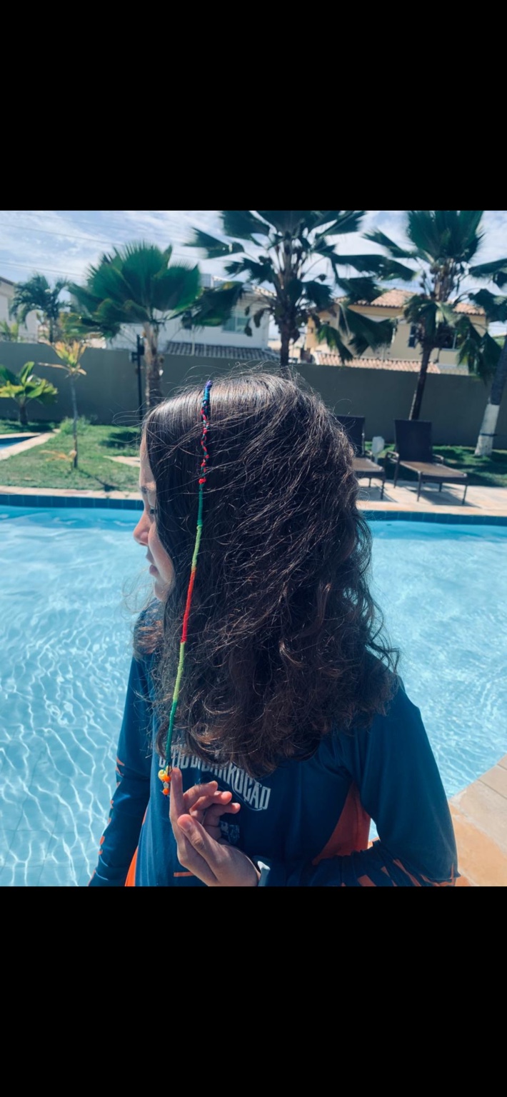 Tererê colorido no cabelo de uma criança
